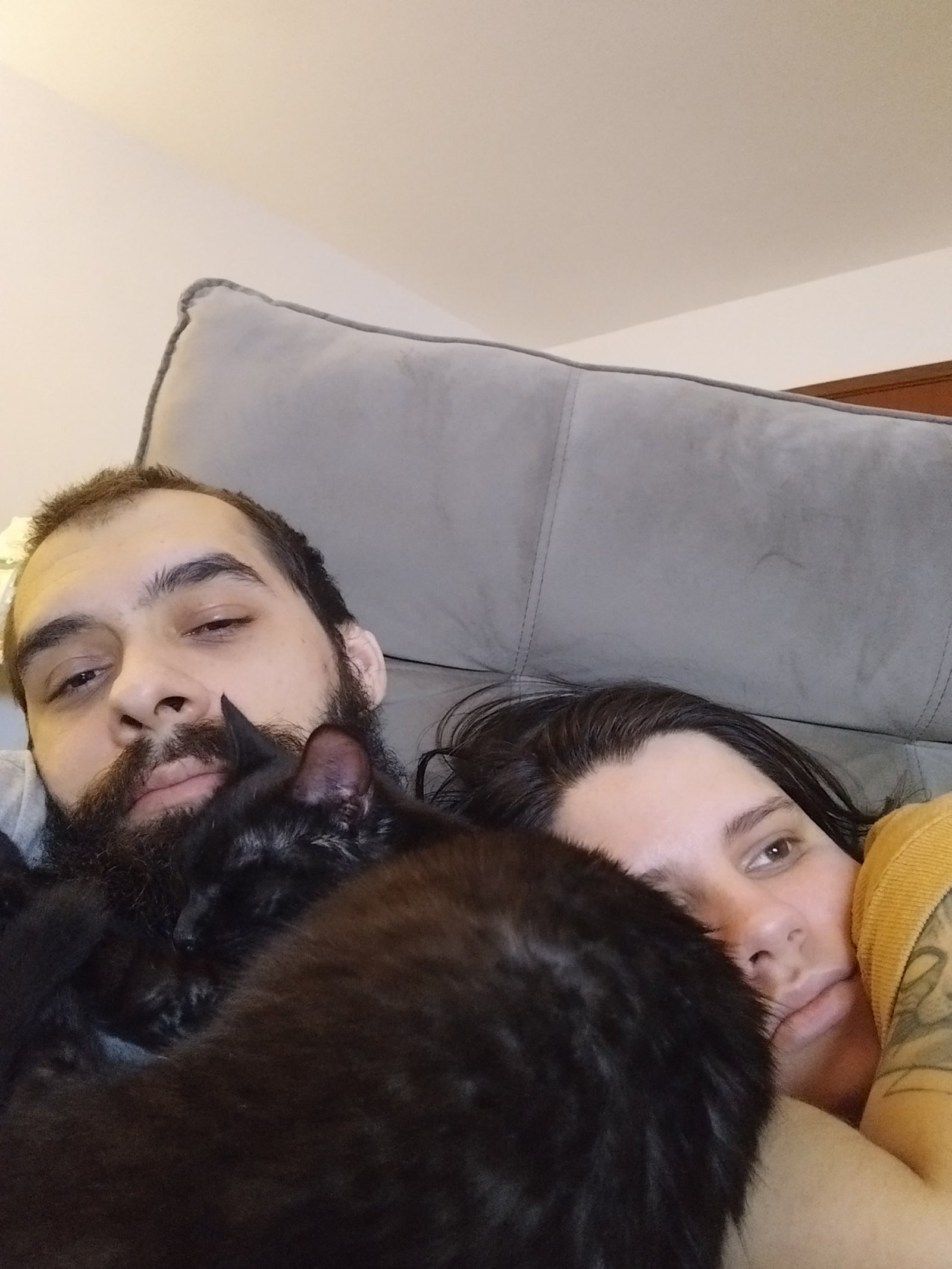 Rafael e Bruna descansando com seu gato