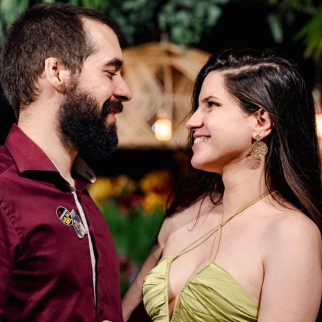 Rafael e Bruna se olhando com carinho